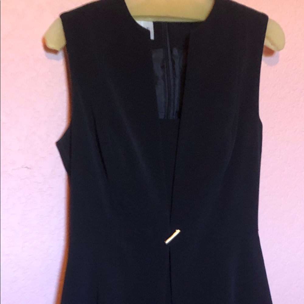 Sleeveless v neck black midi dress